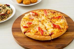 skinka och krabba pizza eller hawaiisk pizza foto