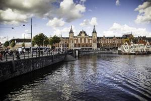 amsterdam, Nederländerna - 06 september 2018, centralstationsbyggnad. byggnaden av centralstationen är en av de arkitektoniska attraktionerna i staden, Nederländerna den 6 september 2018 foto