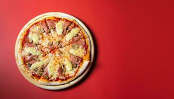 pizza placerad på de vänster med en röd och svart bakgrund foto