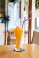 apelsinjuice blandar smoothie glas i café restaurang foto