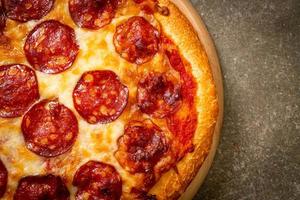 pepperoni pizza på träbricka - italiensk matstil foto