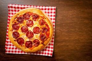 pepperoni pizza på träbricka - italiensk matstil foto