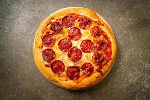 pepperoni pizza på träbricka - italiensk matstil foto