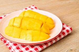färsk och gyllene mango skivad på tallriken foto