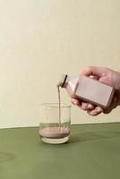 mandelmjölk och mandelchokladmjölkflaska foto