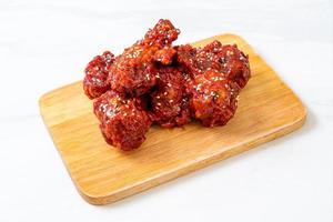stekt kyckling med kryddig sås i koreansk stil foto