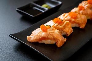 grillad laxsushi på svart tallrik - japansk matstil