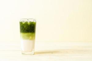 iced matcha grönt te latte med mjölk foto
