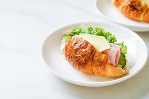 smörgås croissant skinkost med majonnäs foto