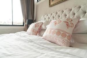 närbild vacker kudde dekoration på sängen i sovrummet foto