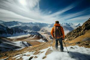 en man, ryggsäck på, beundrar de väldighet av en berg landskap ai genererad foto