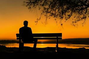 fredlig ensamhet, silhuett av man på bänk omfamnar lugn solnedgång ai genererad foto