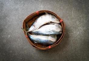 ångad makrillfisk i bambukorg foto