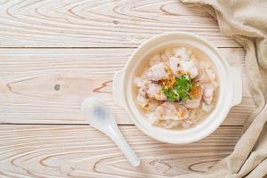 gröt eller kokt rissoppa med fiskskål foto