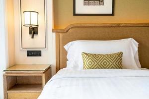 bekväma kuddar dekoration på sängen i hotellets sovrum