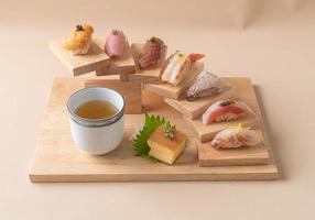 omakase sushi premium set - japansk matstil foto