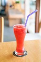 vattenmelon blandning smoothie glas i café restaurang foto