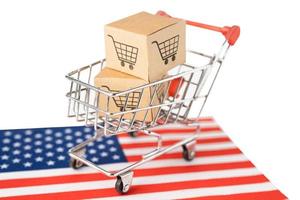 låda med kundvagnslogotyp och usa amerika flagga, importera export shopping online eller e-handel finans leverans service butik produkt frakt, handel, leverantör koncept.