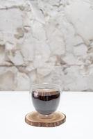varmt americano svart kaffe i kafé och restaurang foto