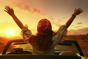Lycklig ung kvinna med vapen utsträckt stående i konvertibel bil på solnedgång. ai genererad proffs Foto
