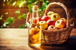 äpple cider i en glas kanna och en korg av färsk äpplen foto