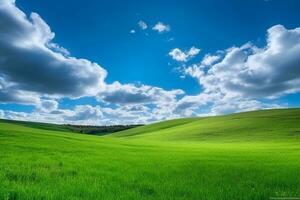grön ängar på kulle med blå himmel foto