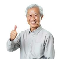 Lycklig asiatisk gammal man isolerat foto