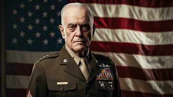 ett äldre manlig soldat i militär enhetlig stående i främre av ett amerikan flagga foto