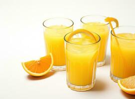 hand med glas av orange juice foto