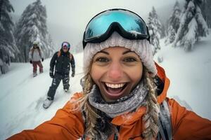 i snöig väder vinter- skidåkning säsong snowboardåkare Lycklig för selfies vinter- foto