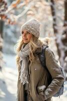 kvinna med scarf och hatt i snöig skog foto