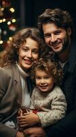 glad familj med jul presenterar och dekorationer foto