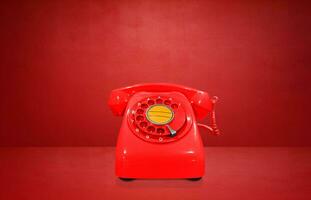 röd årgång telefon på röd bakgrund foto