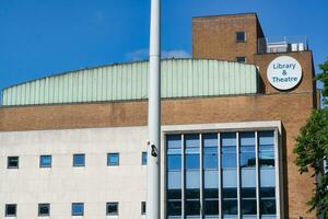 låg vinkel se av central luton stad och stadens centrum byggnader nära central järnväg station av luton stad, England bra storbritannien Storbritannien. de bild fångad på klar solig dag av juni 2:a, 2023 foto