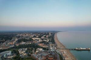 antenn se av brittiskt turist attraktion av Bournemouth strand och hav se stad av England bra storbritannien Storbritannien. bild fångad med drönare kamera på september 9:e, 2023 under solnedgång foto