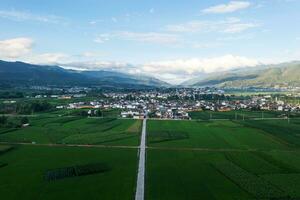 by och fält i shaxi, Yunnan, Kina. foto