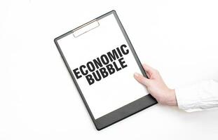 en affärsman innehar en mapp med papper ark med de text ekonomisk bubbla. företag begrepp. foto