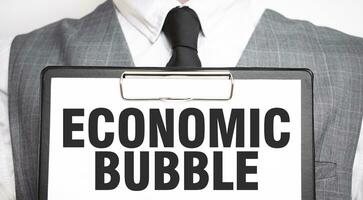 affärsman innehav ark av papper med en meddelande ekonomisk bubbla foto