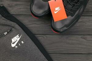 Kharkov, ukraina - december 20, 2020 Nike varumärke kläder och skor sport ha på sig utrustning. Nike är amerikan multinationell företag engagerad i tillverkning och över hela världen marknadsföring av kläder och Skodon foto