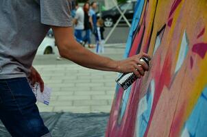 Kharkov, ukraina - Maj 27, 2017 festival av gata konst. ung grabbar dra graffiti på bärbar trä- väggar i de Centrum av de stad. de bearbeta av målning på väggar med aerosol spray burkar foto