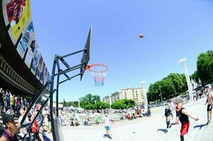 kharkiv, ukraina - 27 Maj, 2018 sporter lag spela street i de öppen luft under de årlig festival av gata kulturer foto