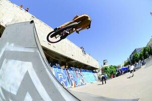 kharkiv, ukraina - 27 Maj, 2018 freestyle bmx ryttare i en skatepark under de årlig festival av gata kulturer foto