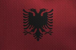 albania flagga avbildad i måla färger på gammal borstat metall tallrik eller vägg närbild. texturerad baner på grov bakgrund foto