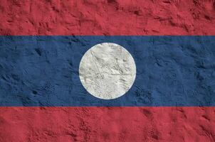 laos flagga avbildad i ljus måla färger på gammal lättnad putsning vägg. texturerad baner på grov bakgrund foto