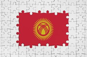 kyrgyzstan flagga i ram av vit pussel bitar med saknas central del foto