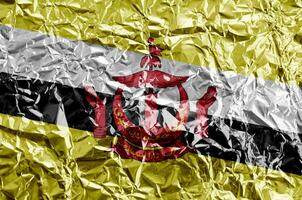 brunei darussalam flagga avbildad i måla färger på skinande skrynkliga aluminium folie närbild. texturerad baner på grov bakgrund foto