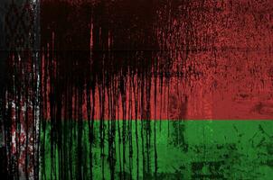 Vitryssland flagga avbildad i måla färger på gammal och smutsig olja tunna vägg närbild. texturerad baner på grov bakgrund foto
