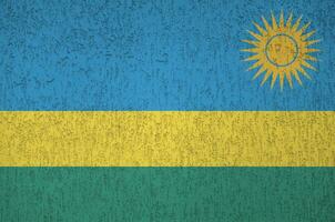 rwanda flagga avbildad i ljus måla färger på gammal lättnad putsning vägg. texturerad baner på grov bakgrund foto