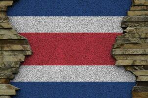 costa rica flagga avbildad i måla färger på gammal sten vägg närbild. texturerad baner på sten vägg bakgrund foto