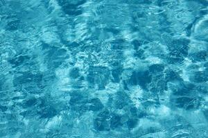 blå vatten i simning slå samman utomhus under de skinande solljus foto